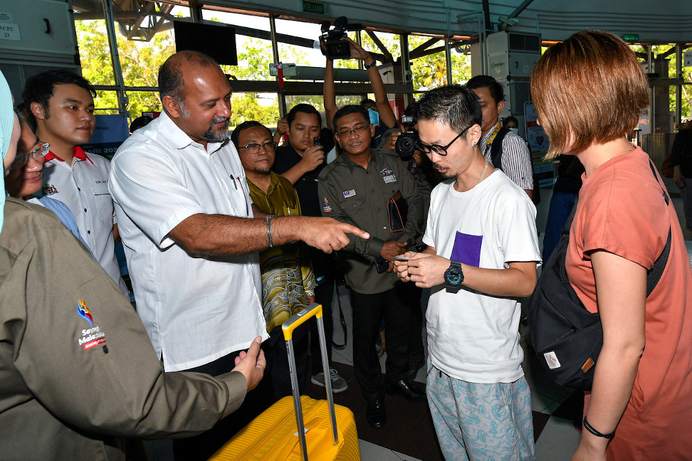 Communications and Multimedia Minister Gobind Singh Deo briefing members of the public on mySalam, i-Suri, Covid-19 and the toll reduction at the Info on Wheels programme at Melaka Sentral February 13, 2020. u00e2u20acu201d Bernama pic   