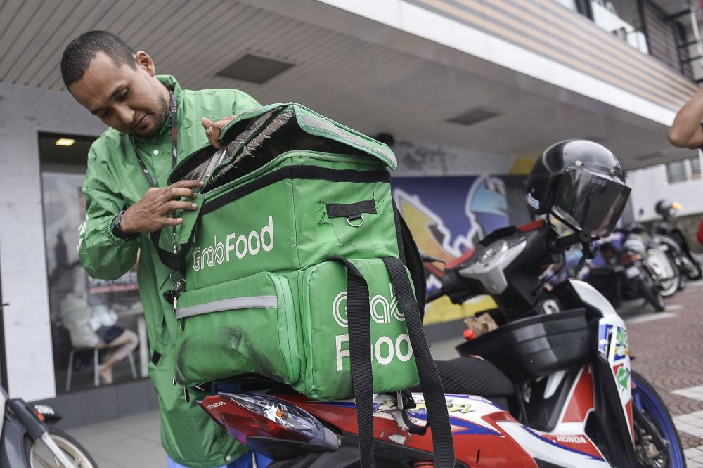 A GrabFood rider is pictured in Bangsar February 18, 2020. u00e2u20acu201d Picture by Miera Zulyana