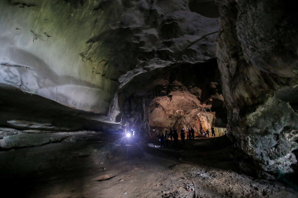 Gua Mat Surat, which is located near the famous Gunung Lang Recreational Park in Ipoh, is known for its historic cave paintings and the formation of stalagmites and stalactites. 