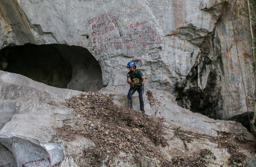 A volunteer from the Ventrex Outdoor Recreation conducts a conservation and cleaning programme at the Gua Mat Surat in Ipoh.