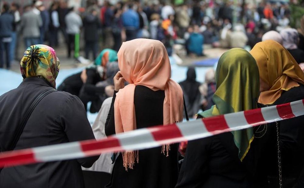 Muslim women with headscarves wait after Friday prayers on Skalitzer Strasse in Berlin September 19, 2014. u00e2u20acu201d Reuters pic