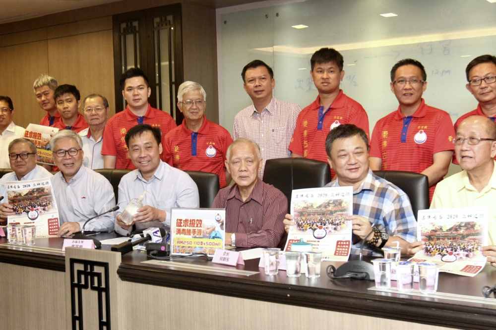 Johor Baru Tiong Hua Association president Ho Sow Tong (front, centre) said the Chingay Parade will carry on with many measures in place following advice from the state government due to fears from the novel coronavirus (2019-nCoV) outbreak. u00e2u20acu201d Picture b