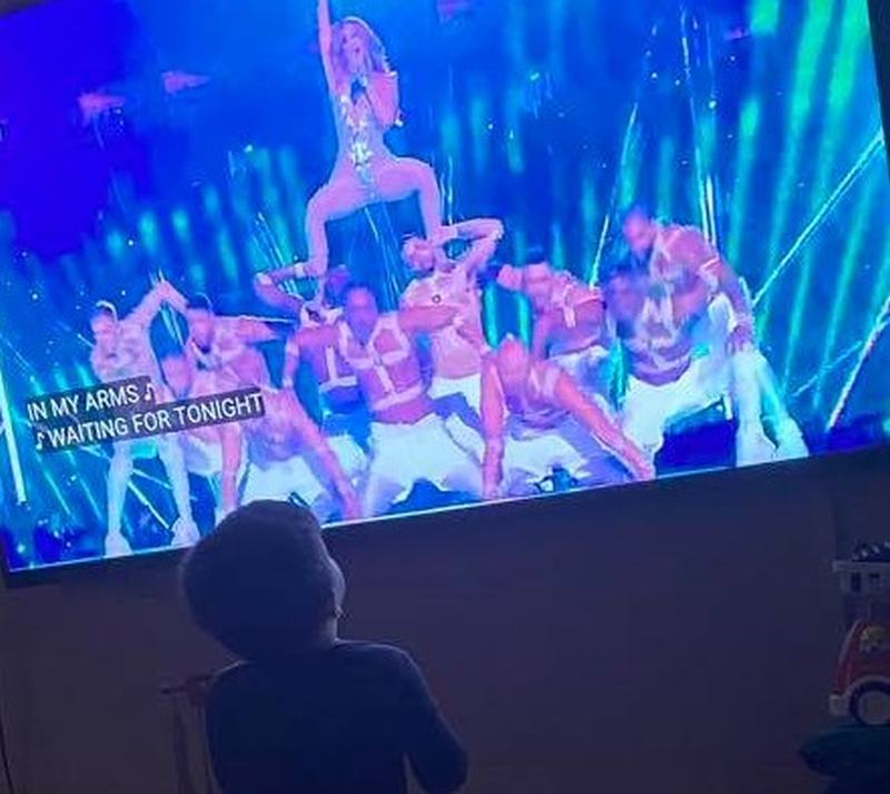 One young man eagerly looks at the TV screen as J-Lo performs. ― Picture via Facebook/That’s Inappropriate