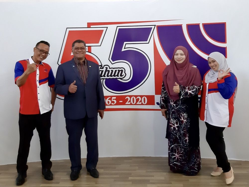 Johor Housing, Communications and Multimedia Committee chairman Dzulkefly Ahmad (second from left) at Johor FMu00e2u20acu2122s 55th anniversary at Johor Radio Televisyen Malaysia in Johor Baru today. u00e2u20acu201d Picture by Ben Tan