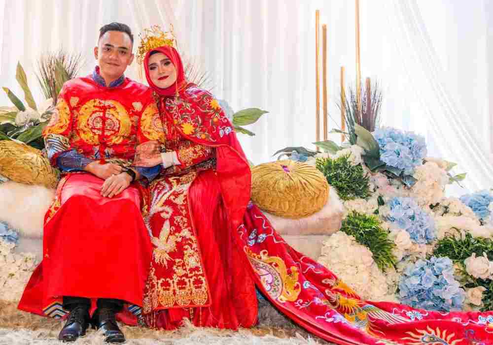Ag Mohd Syafiq and wife, May Phang, both in traditional Chinese attire. u00e2u20acu2022 Picture via Facebook/Ag Mohd Syafiq