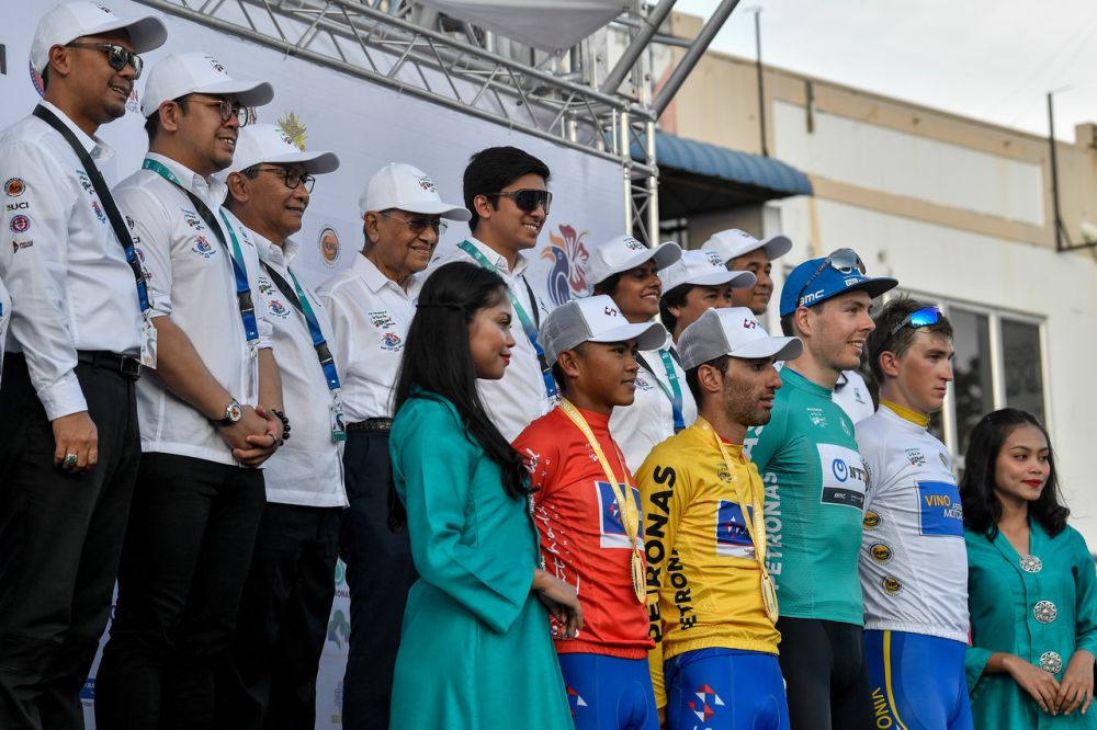 Tun Dr Mahathir Mohamad poses for a group picture with winners of Le Tour de Langkawi in Pekan Kuah, Langkawi February 14, 2020. u00e2u20acu201d Bernama pic