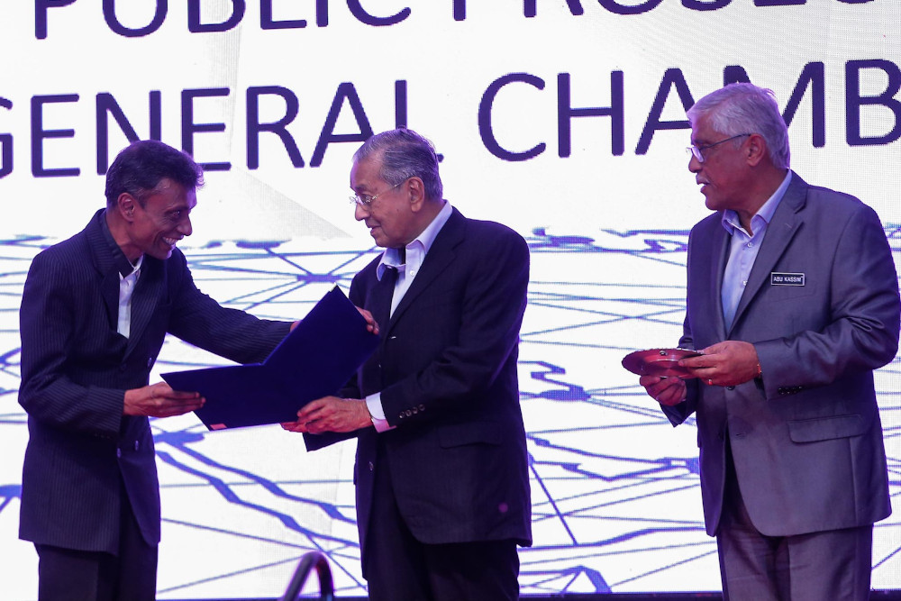 Tun Dr Mahathir Mohamad presents an award to Datuk Richard Morais on behalf his late brother DPP Kevin Morais during the launch of the International Anti-Corruption Champion Foundation in Putrajaya February 11, 2020. u00e2u20acu201d Picture by Hari Anggara