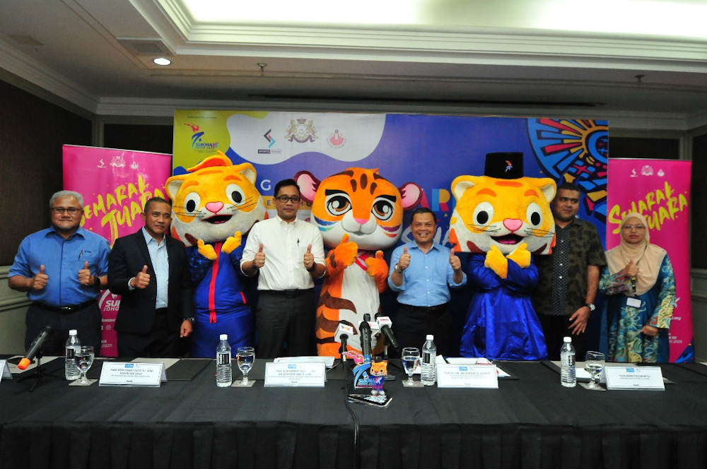 Johor Youth, Sports, Culture and Heritage Committee chairman Mohd Khuzzan Abu Bakar (centre) said the state government has postponed its Semarak Juara Carnival 2020 to promote Sukma due to 2019-nCoV outbreak. u00e2u20acu201d Picture by Ben Tan