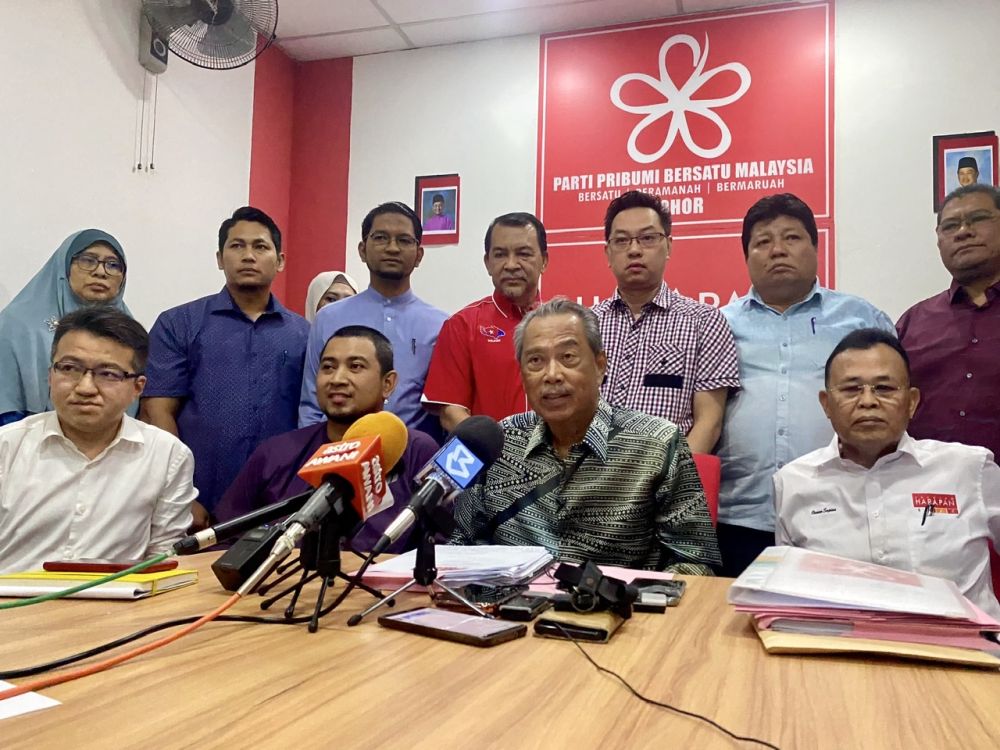 Johor Pakatan Harapan chairman Tan Sri Muhyiddin Yassin (second from right, seated) speaks to reporters during a press conference in Johor Baru February 7, 2020. u00e2u20acu201d Picture by Ben Tan