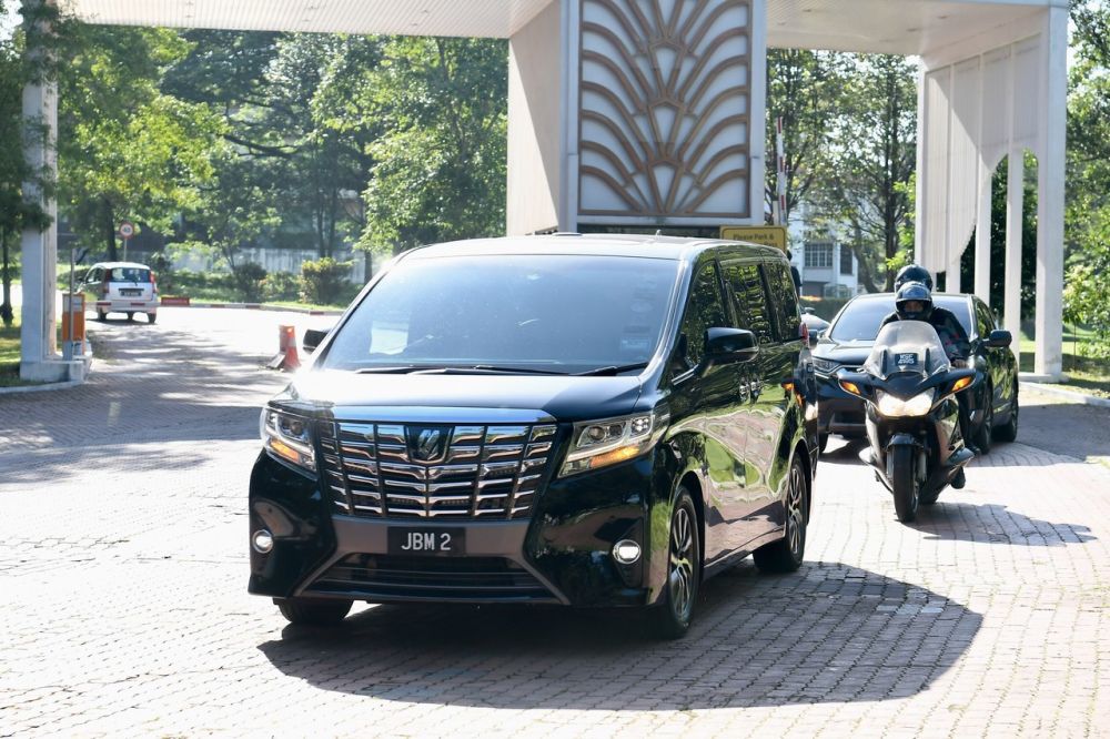 A vehicle ferrying Tan Sri Muhyiddin Yassin arrives at Mines Wellness City February 25, 2020. u00e2u20acu201d Bernama pic