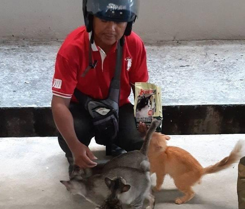 Former human resources executive Mohamad Azhar Alias works part-time as a road cleaner so he can afford to feed stray cats. u00e2u20acu201d Picture from Facebook/Azhar Rawang Sejati