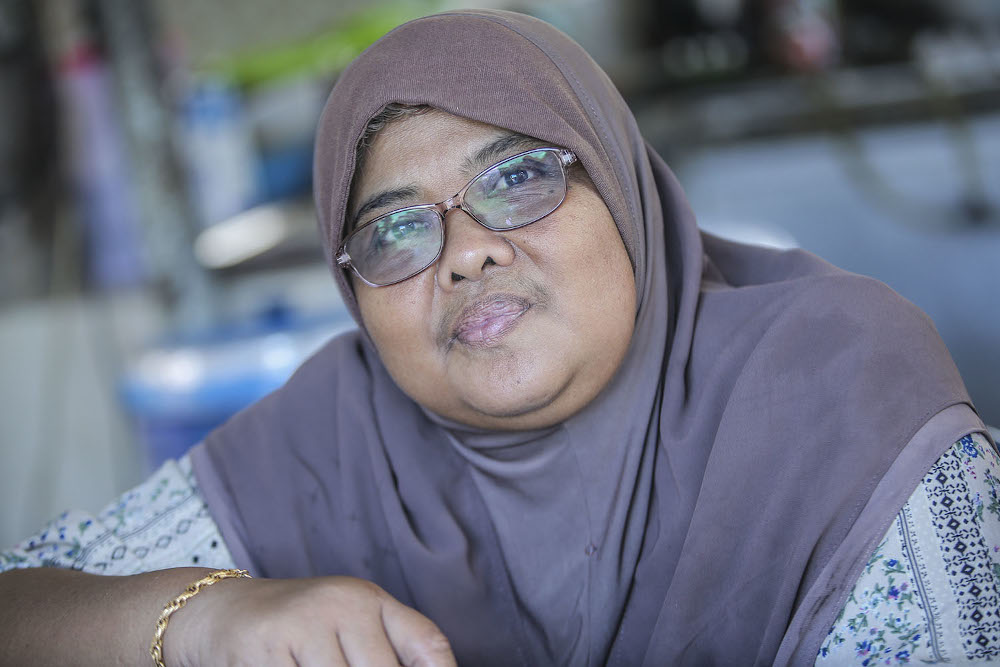 Ainon Sahlan laments the lack of policing and road signs that have resulted in heavy traffic jams around the area. — Picture by Hari Anggara