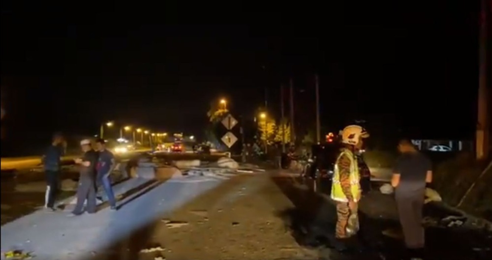 Video screenshot shows the scene of the crash near Kampung Salak Stesyen in Sungai Siput last night. u00e2u20acu2022 Picture via Twitter/bernamadotcom