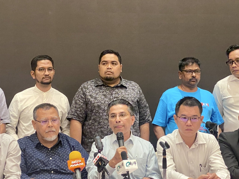 Johor PKR chief Syed Ibrahim Syed Noh (centre), who represented the Johor Pakatan Harapan (PH), said the coalition will request to have an audience with state ruler Sultan Ibrahim Sultan Iskandar. u00e2u20acu201d Picture by Ben Tan