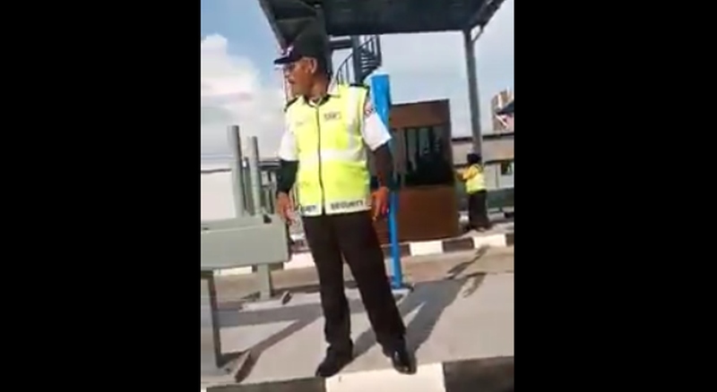 Mohammad Yahya lost his temper after the convoy ignored his orders. u00e2u20acu2022 Screenshot via Facebook/Info Roadblock JPJ/Polis