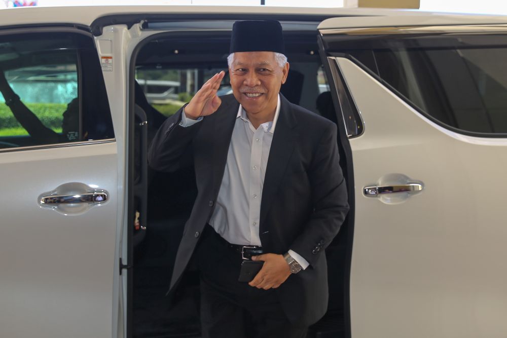 Datuk Seri Idris Jusoh arrives at Umnou00e2u20acu2122s headquarters in Kuala Lumpur February 25, 2020. u00e2u20acu201d Picture by Yusof Mat Isa