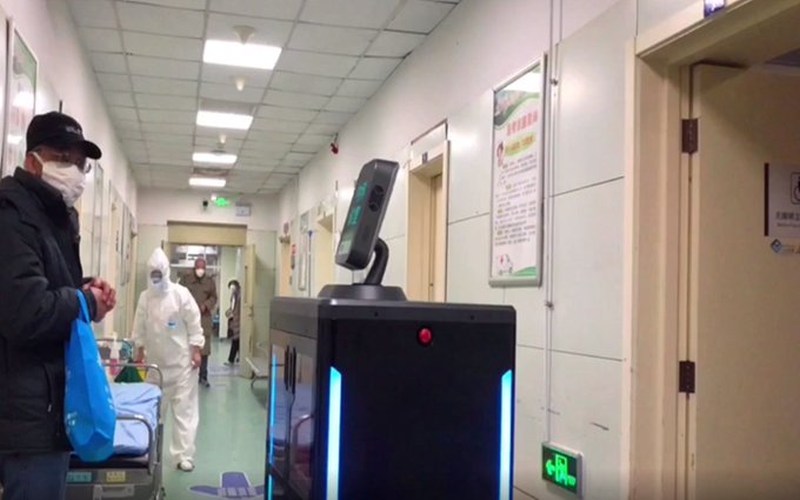 According to a report, 5G-powered robots are used at two hospitals in Wuhan for guiding patients and disinfecting quarantined areas in order to reduce cross-infection. u00e2u20acu2022 Picture via Twitter/bernamadotcom