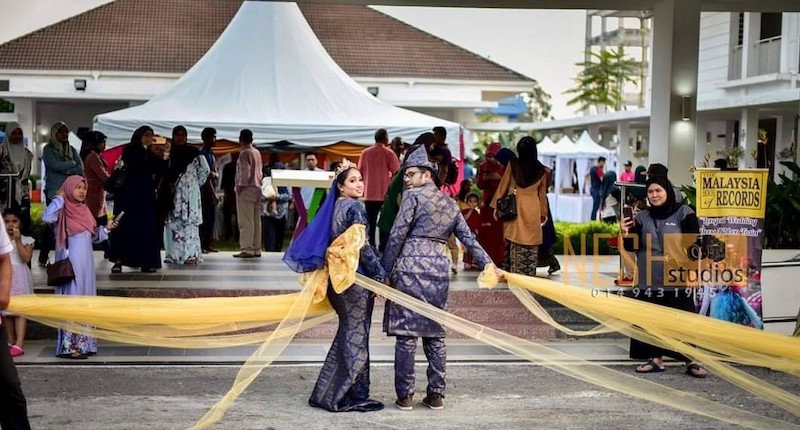 Remaathi Palani and Thanaseelan Lechumanan decked out in kebaya songket and baju Melayu for their big day. u00e2u20acu201d Picture via Facebook/PenangKini