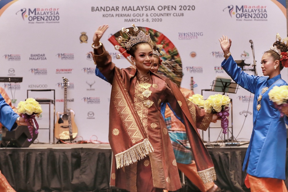 Volunteers from Tourism Malaysia dazzled guests with a stunning cultural dance performance. — Picture by Ahmad Zamzahuri