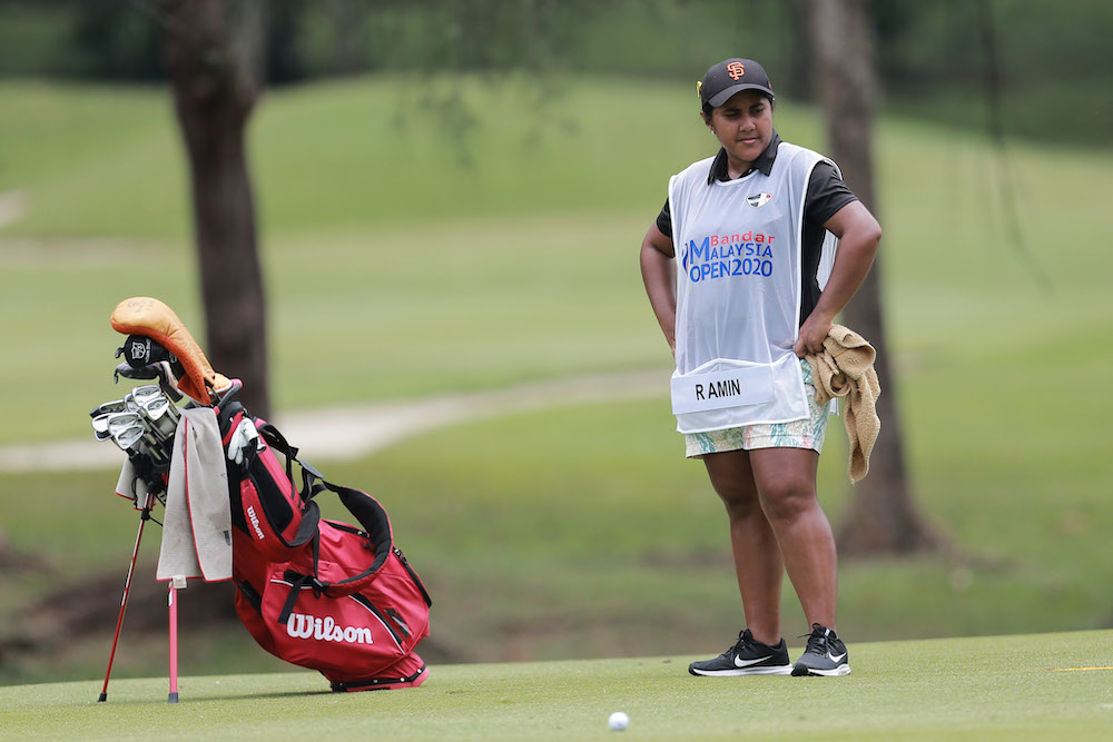 Fatin Amin a pillar of strength for her brother Rizal as they embark on a quest to play on golf's biggest stage. — Picture by Ahmad Zamzahuri Abas