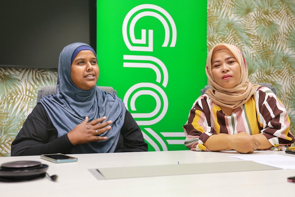 Noorain (left) and Faridah have learned a lot since they left their day jobs to join the gig economy more than a year ago. — Picture by Ahmad Zamzahuri