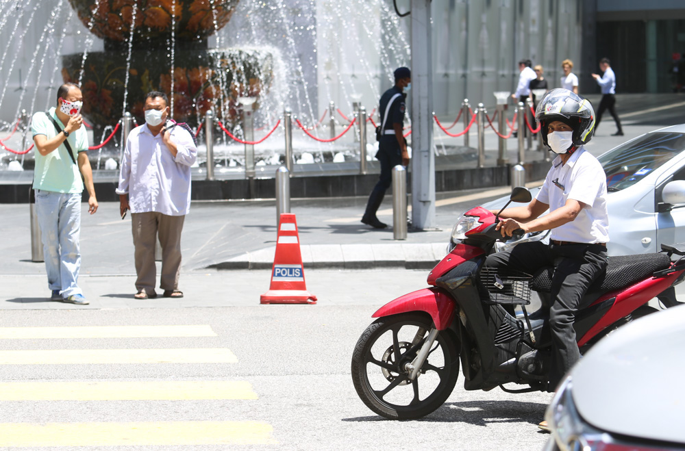 Pedestrians are seen wearing masks along Jalan Bukit Bintang, Kuala Lumpur March 16 2020. — Picture by Choo Choy May