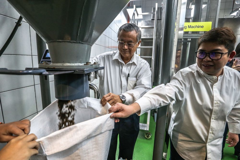 General Manager of 1 Utama, Samantha Lee, and Director of 1 Utama, Tan Sri Datuk Teo Chiang Kok,   showing the end process of the food waste that has turned into fertilizer. u00e2u20acu201d Picture by Firdaus Latif