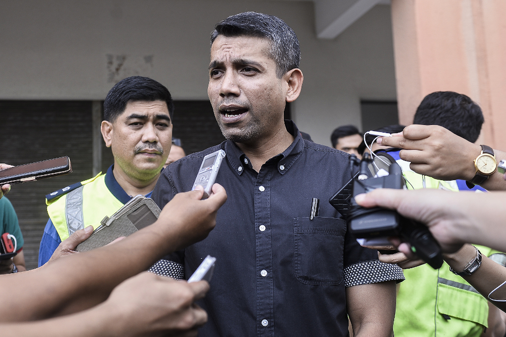 OCPD Petaling Jaya ACP Nik Ezanee Mohd Faisal speaks to reporters regarding Tian Chua being beaten by supporters at PKR headquarters on March 1, 2020. — Picture by Miera Zulyana
