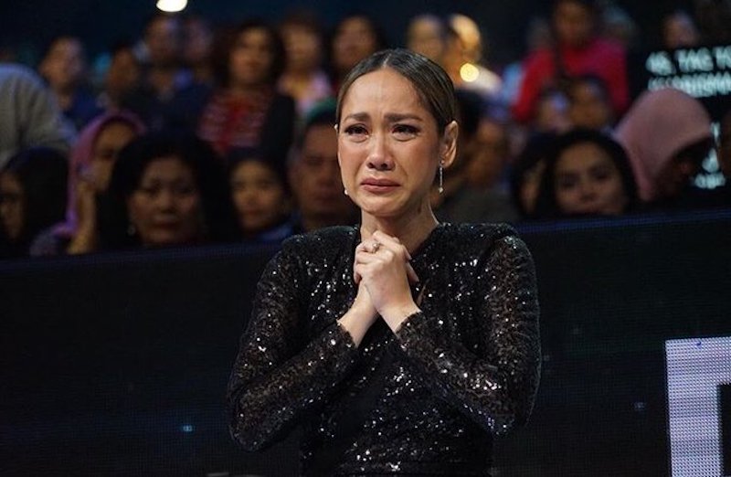 The wife of late actor Ashraf Sinclair couldnu00e2u20acu2122t hold back tears while watching a performance on the reality singing contest. u00e2u20acu201c Picture from Twitter/@nvmillfind1