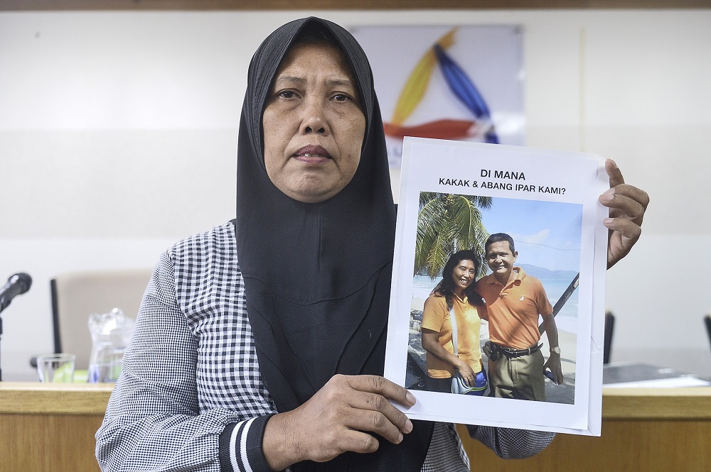 Ruth Hilmy's sister, Ram Ram Elisabeth Sitepu holding a picture of Ruth and her husband Joshua Hilmy during a press conference in Kuala Lumpur March 4, 2020. u00e2u20acu201d Picture by Miera Zulyana