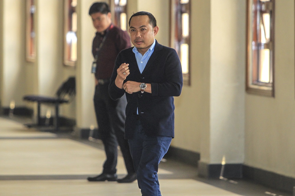 MACC officer Fikri Ab Rahim arrives at the Kuala Lumpur Court Complex March 4, 2020. u00e2u20acu2022 Picture by Shafwan Zaidon 