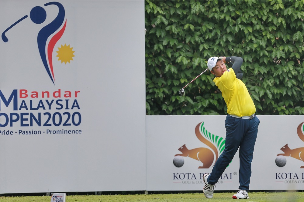 Lo Tien Ming starts his third round at 12.55pm hoping to finish in double digits under by Sunday. u00e2u20acu201d Pictures by Ahmad Zamzahuri Abas