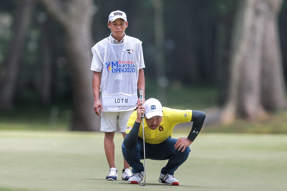 Lo Tien Ming lining up his putt on first hole of Round 3.