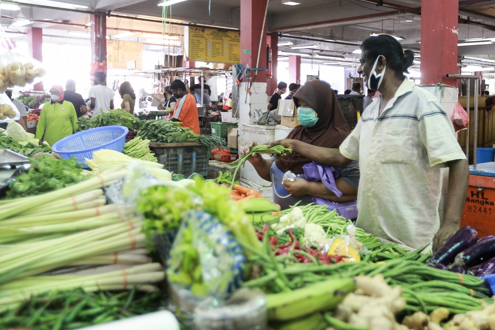People shopping for fresh produce at a wet market in Petaling Jaya March 25,2020.  u00e2u20acu201d Picture by Ahmad Zamzahuri