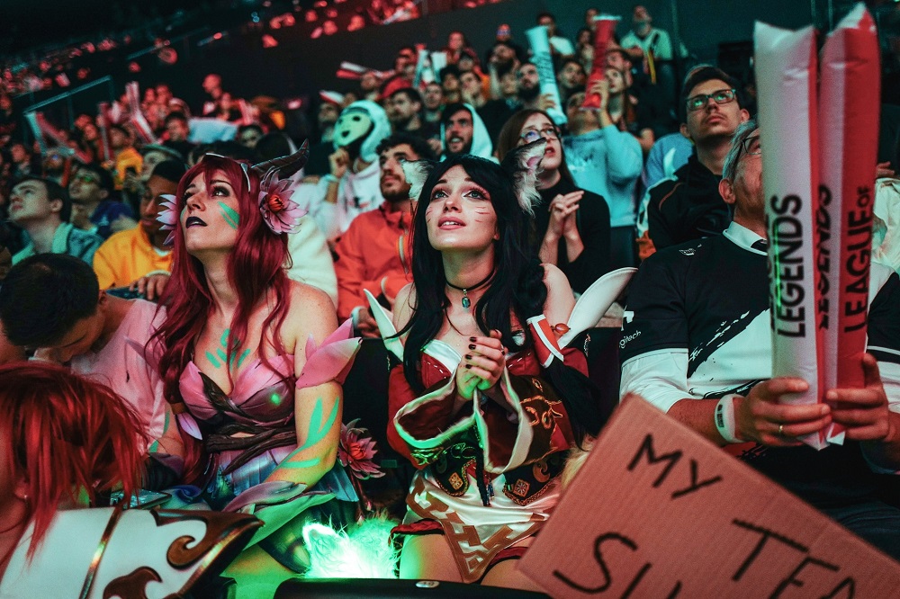 People attend the u00e2u20acu02dcLeague of Legendsu00e2u20acu2122 World Championship final at the AccorHotels Arena in Paris November 2019. u00e2u20acu201d AFP pic