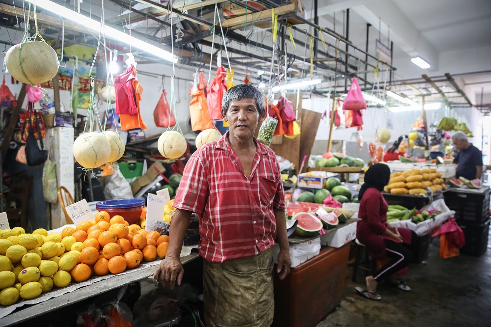 Fruit seller Ting Kin Chai is pictured at his stall at the SS15 wet market in Subang Jaya March 18, 2020. — Picture by Yusof Mat Isa