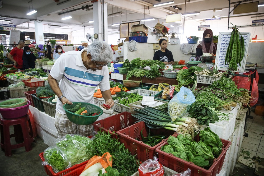 People shopping at the SS15 wet market in Subang Jaya March 18, 2020. u00e2u20acu201d Picture by Yusof Mat Isa