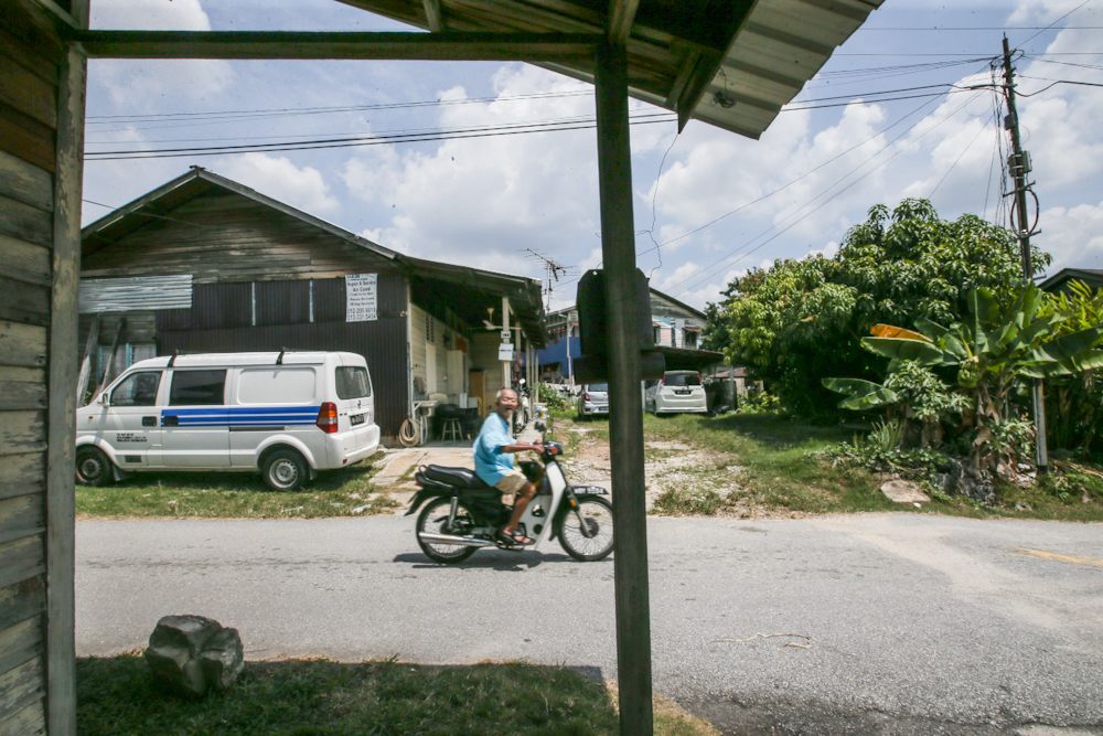 Just another slow day at Kampung Lee Kong Chian in Kuala Lumpur March 21, 2020. -— Picture by Hari Anggara
