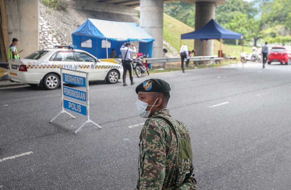 Soldiers and police officers conducting checks at a roadblock at Jalan Kuala Kangsar, Ipoh March 22, 2020. u00e2u20acu201d Picture by Farhan Najib