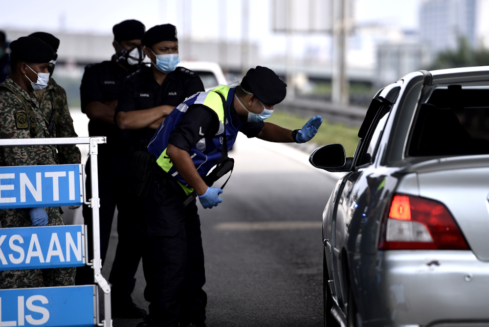 Soldiers and police officers conducting checks at a roadblock in Bukit Jelutong, Shah Alam March 22, 2020. u00e2u20acu201d Picture by Miera Zulyana