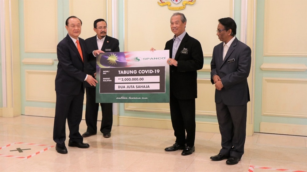 Vehicle fleet management service provider Spanco represented by Tan Sri Robert Tan Hua Choon has contributed RM2 million in the fight against Covid-19 pandemic. u00e2u20acu201d Picture via Facebook/ Muhyiddin Yassin