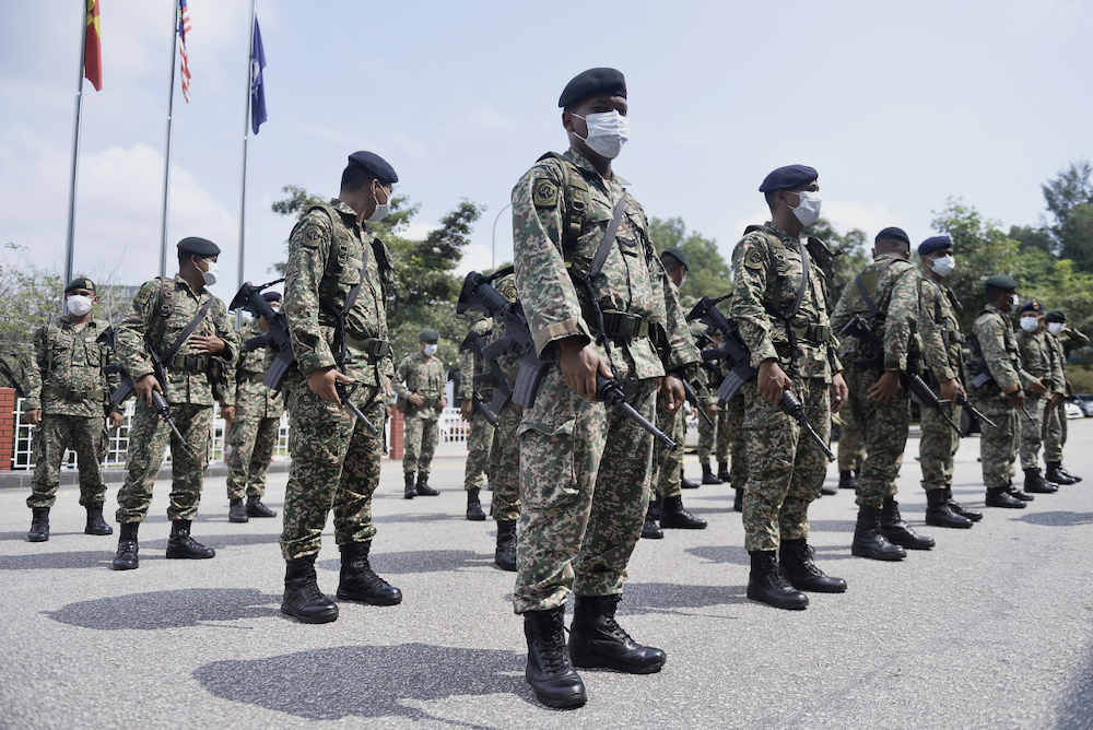 Army personnel arrive at IPD Shah Alam to assist the police in enforcing the movement control order (MCO), March 22, 2020. u00e2u20acu201d Picture by Miera Zulyana
