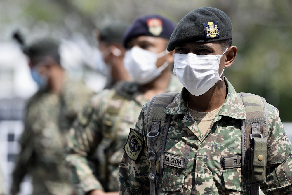 Army personnel arrive at IPD Shah Alam to assist the police in enforcing the movement control order (MCO), March 22, 2020. u00e2u20acu201d Picture by Miera Zulyana