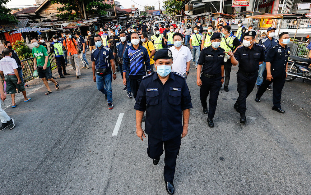 Penang Police Chief Datuk Sahabudin Abd Manan having a tour around the Air Itam market, March 22, 2020. — Picture by Sayuti Zainudin