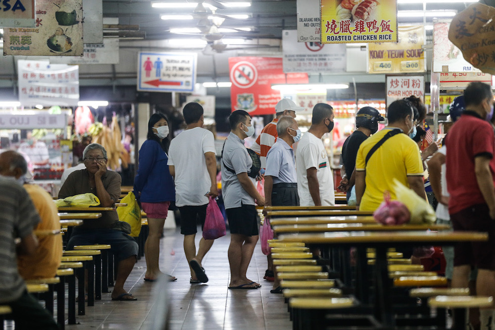 Members of the public ignoring the u00e2u20acu02dcsocial distancingu00e2u20acu2122 guidelines at the Air Itam wet market, March 22, 2020. u00e2u20acu201d Picture by Sayuti Zainudin