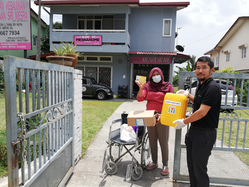 Lee (right) handing over some donated items to Pertubuhan Kebajikan Pusat Jagaan Sri Mesra founder Faezah Ali. u00e2u20acu201d  Picture courtesy of 7-Eleven Malaysia