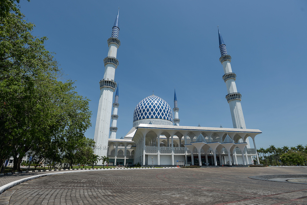 A general view of a deserted Selangor State Mosque as Muslims are not allowed to attend prayers due to the movement control order, Shah Alam March 29, 2020. u00e2u20acu201d Picture by Miera Zulyana