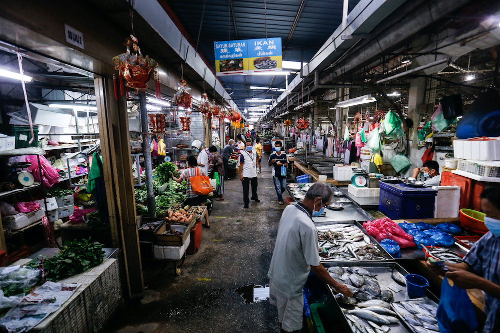 Fewer shoppers are seen in the Air Itam market after the road closure, 30 March, 2020. — Picture by Sayuti Zainudin