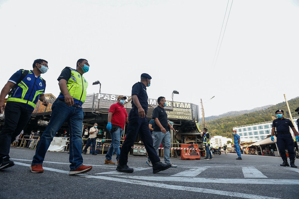 Northeast District Police Chief ACP Soffian Santong monitoring the area around the Air Itam market, 30 March, 2020. u00e2u20acu201d Picture by Sayuti Zainudin