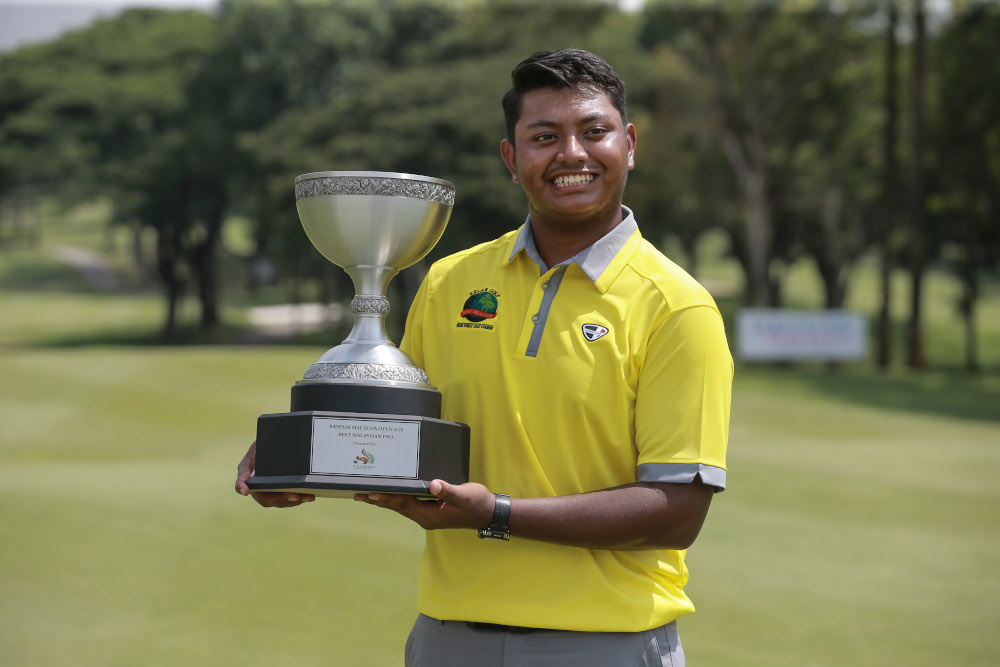 Amir Nazrin wins trophy for best Malaysian finisher. u00e2u20acu201d Picture by Ahmad Zamzahurin